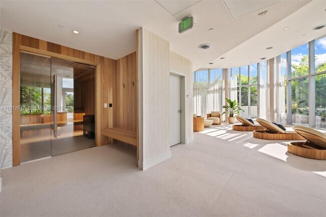 Building Photo - 700 NE 24th St