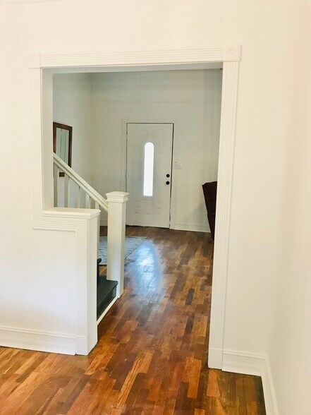 Building Photo - 903 Ward St