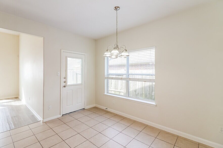 Building Photo - 10007 Barr Lake Dr