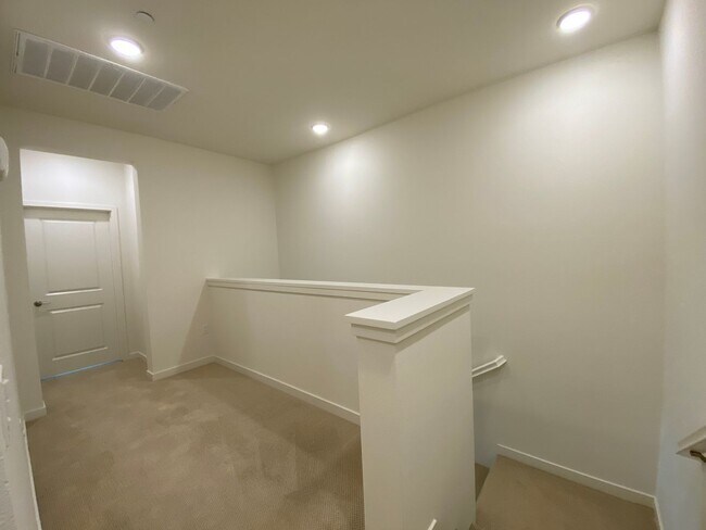 Building Photo - 3 bedroom 2.5 home with Canyon view in San Marcos!