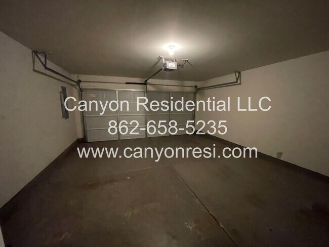 Building Photo - Great Location the spacious 3BR 3BA won't last long!