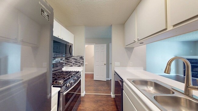 Building Photo - 6752 Lagrange Dr