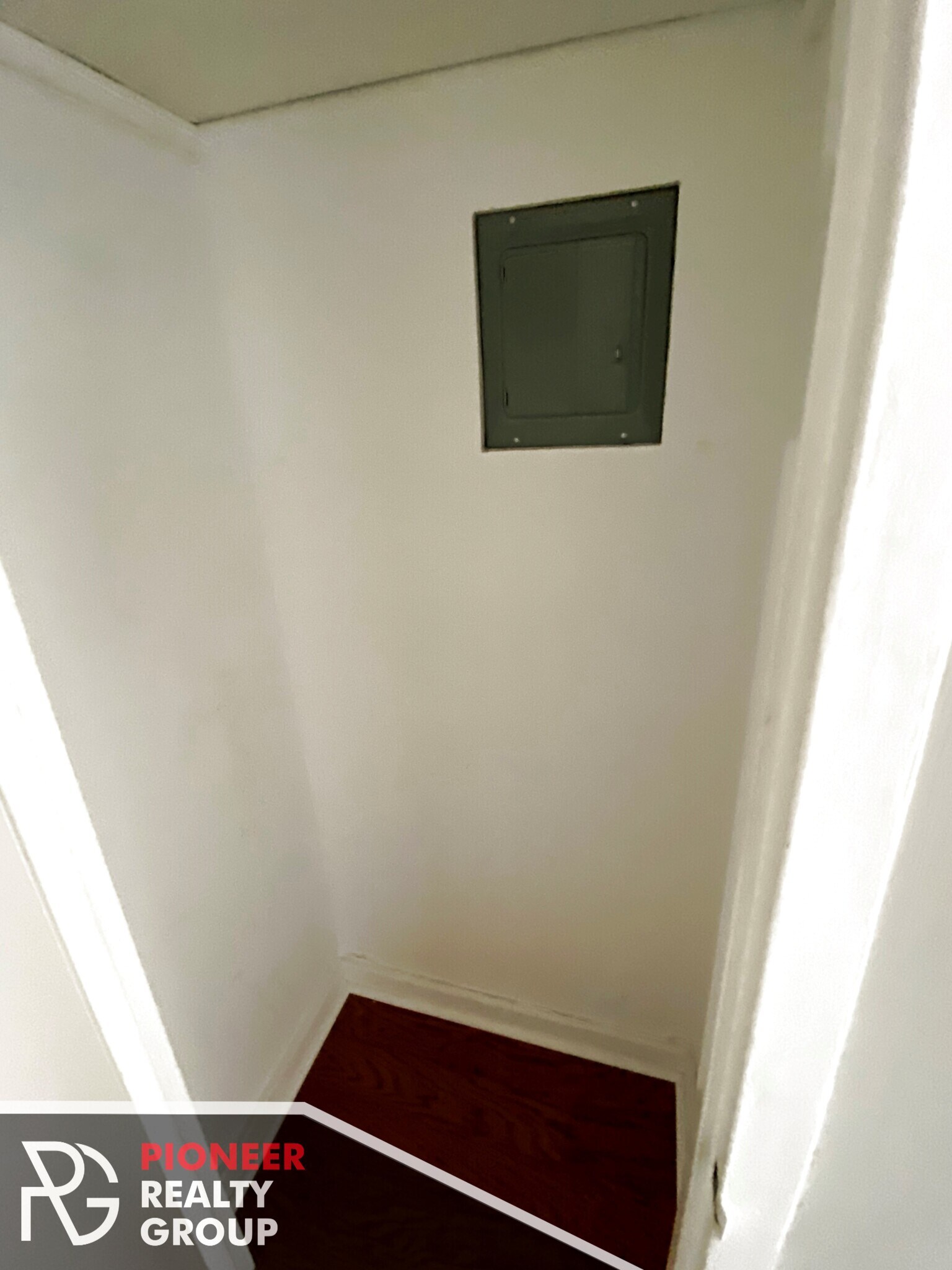 Building Photo - 429 W Wellington Ave