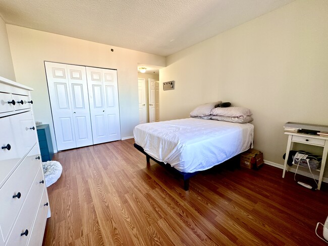 Spacious Bedroom - 100 Old Palisade Rd