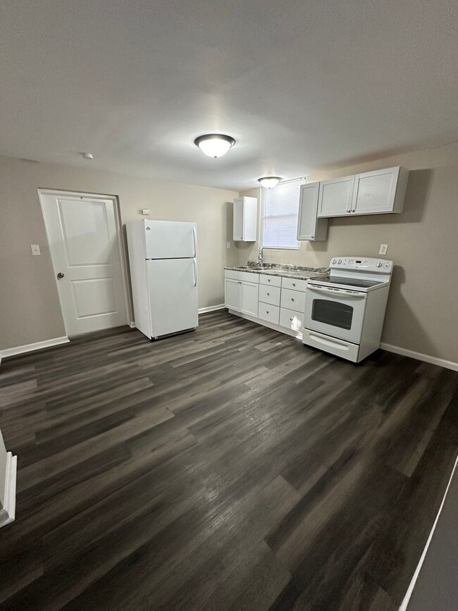 Building Photo - Large One Bedroom in Duplex Lower Unit