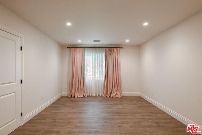 Building Photo - 4708 Aqueduct Ave
