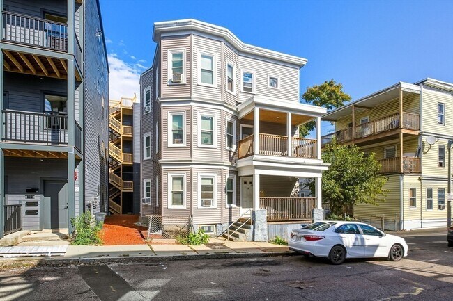Building Photo - 38 Woodford St