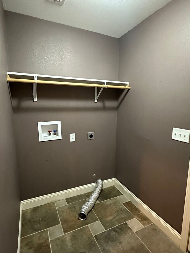 Building Photo - 4 Bed 2 Bath FOR RENT in Waynesville