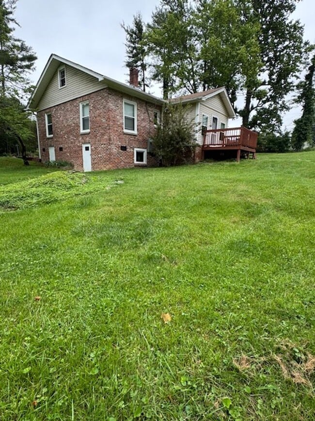 Building Photo - Beautiful 3 Bed / 1 Bath, Large rolling yard