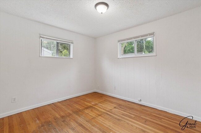 Building Photo - 2 bedroom $1300