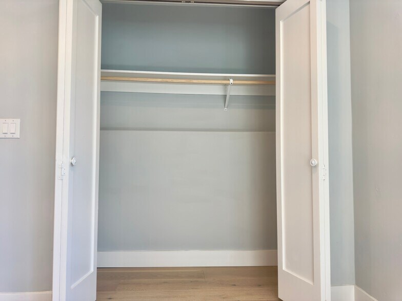 Building Photo - 914 Everett Ave