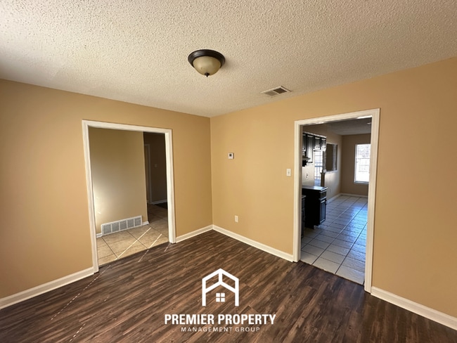 Building Photo - 3BR Home w/ Brick Fireplace, Garage & Fenced Yard in Memphis