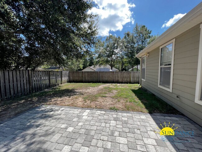 Building Photo - Walsh Glen Estates Crestview Home, call to...