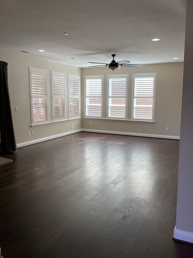 Building Photo - Beautiful Newer Rice Ranch Single Story Ho...