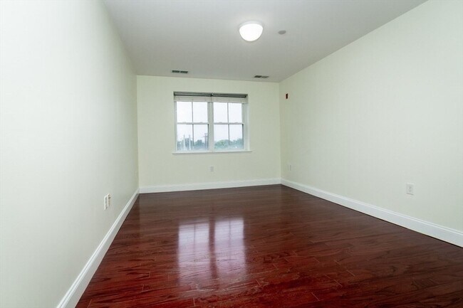 Building Photo - 120 Wyllis Ave