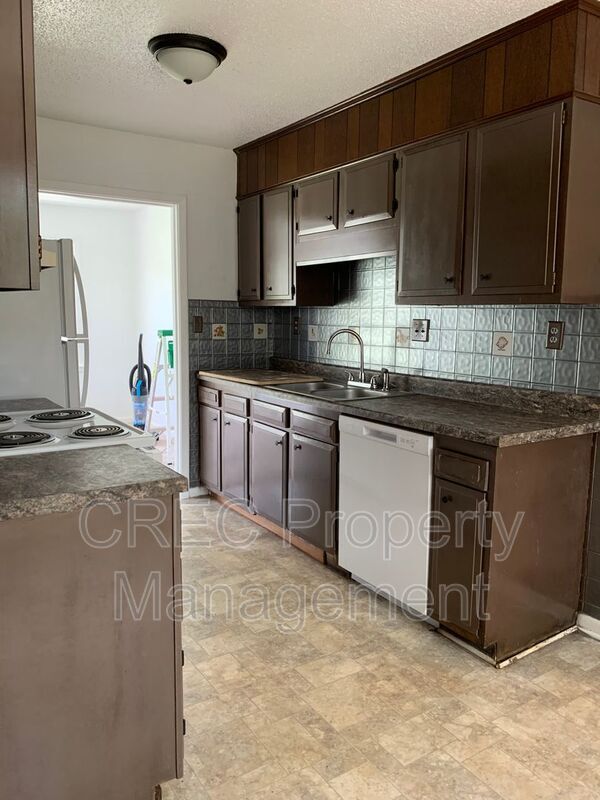 Building Photo - 205 Pinewood Dr