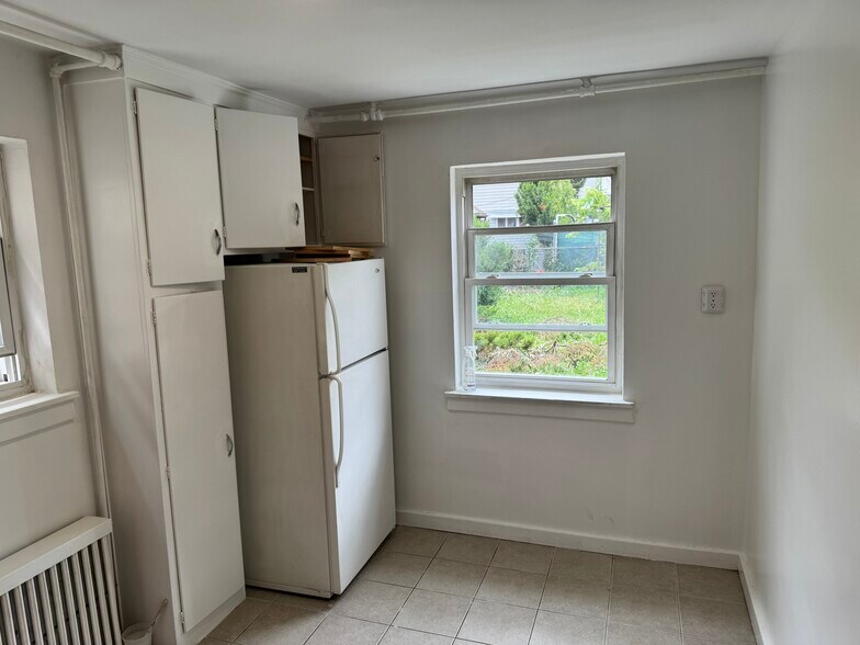 Eating kitchen - 9013 70th Dr