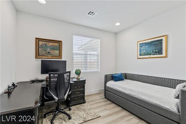 Building Photo - Elevated Desert Living with Strip & Mountain Views – Fully Furnished 6-Bedroom Retreat!