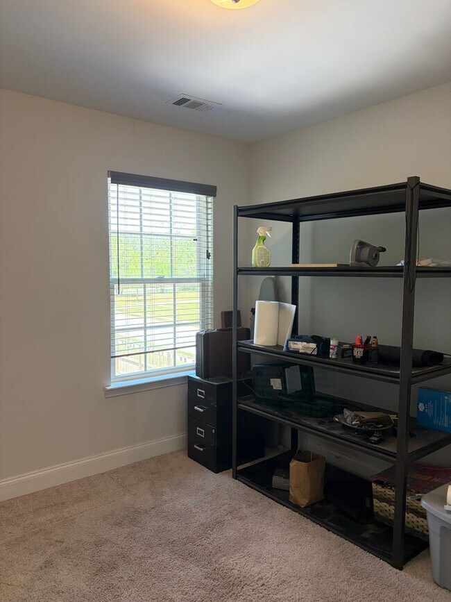 Building Photo - AVAILABLE NOW! (Pet Friendly)