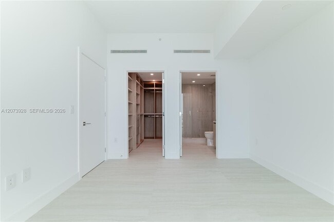 Building Photo - 2411 Laguna Cir