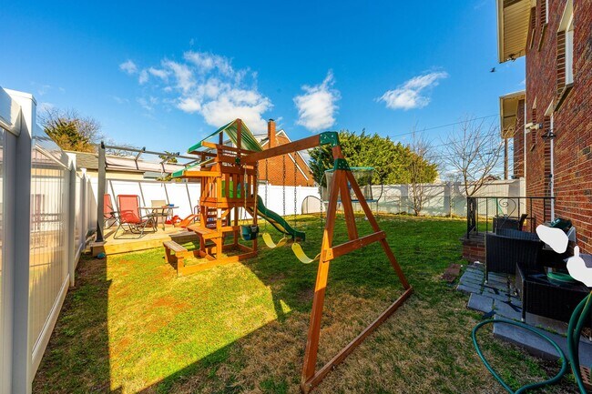 Building Photo - Large 3 Bedroom Apt + Private Office Space