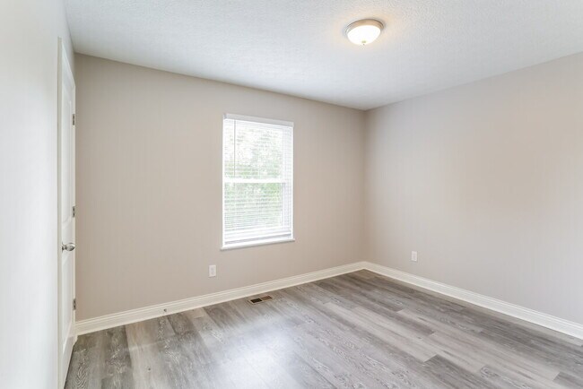 Building Photo - 585 Bettmann St