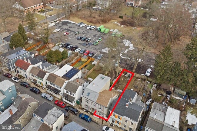 Building Photo - 22 Thompson St