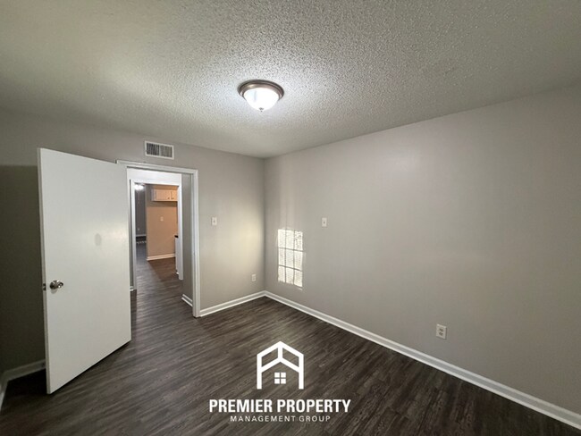 Building Photo - 3955 Castile St