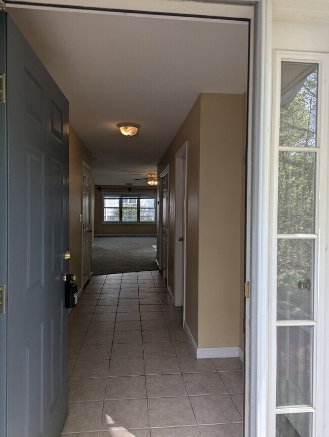 Building Photo - Immaculate End Unit in Desirable Weatherst...