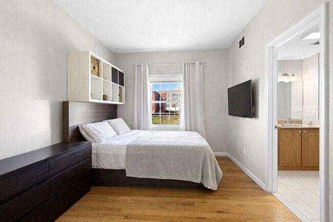 Building Photo - 612 12th St