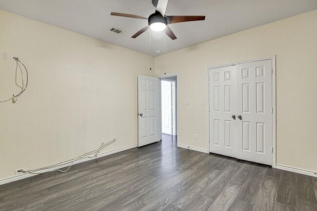 Building Photo - Spacious 4BR House in Burleson