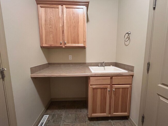 Building Photo - Impressive Home w/ 6 Bedrooms, Full Finished Basement, Lawn Care Included!