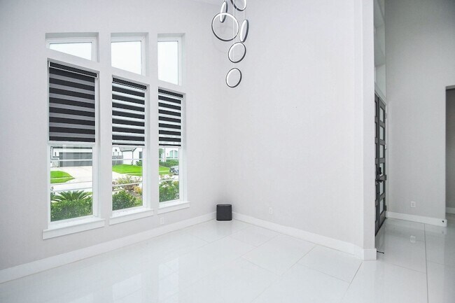 Building Photo - 10014 Oakwood Trl