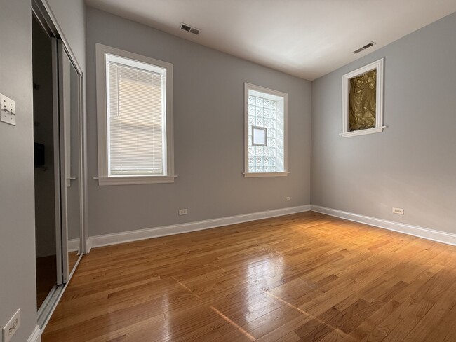 Building Photo - 2611 W Rosemont Ave