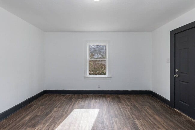Building Photo - One Bedroom Home!