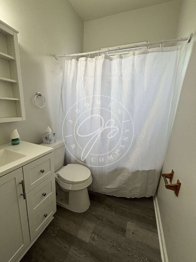 Building Photo - 1/2 off deposit with approved application! Bright & Updated 2-Bedroom Upper | Private Entry | Wat...