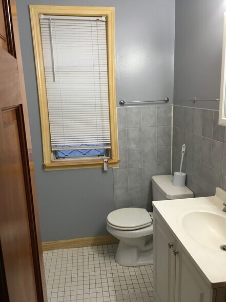 Building Photo - 739 Parker St