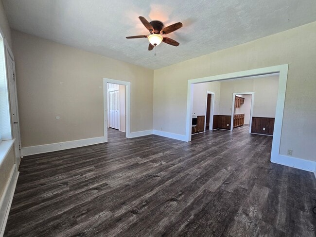 Building Photo - 400 S Cash