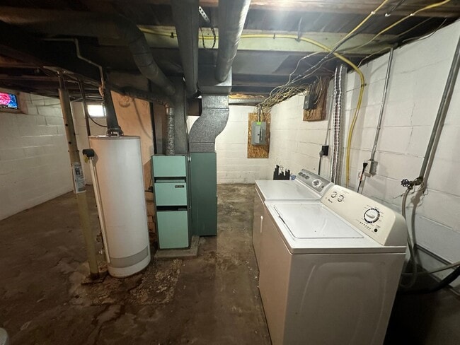 Building Photo - $1100 - 2 Bedroom Home