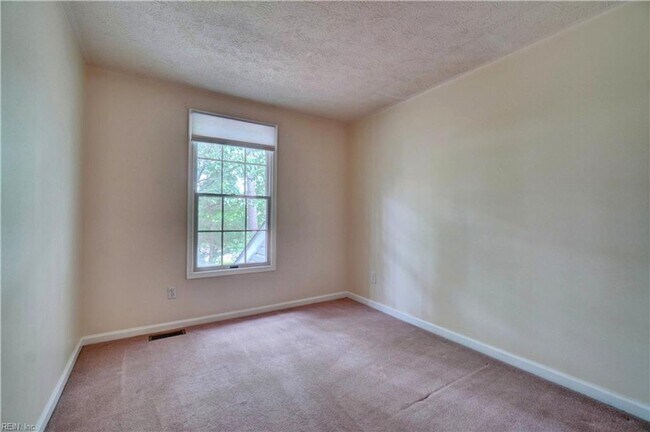 Building Photo - Coventry Townhouse