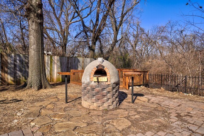 Building Photo - 4 bed 3 bath home!