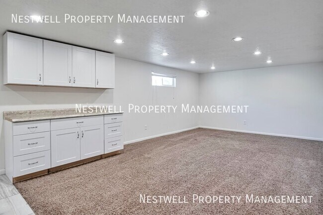 Building Photo - 1335 E Maplewood Cir