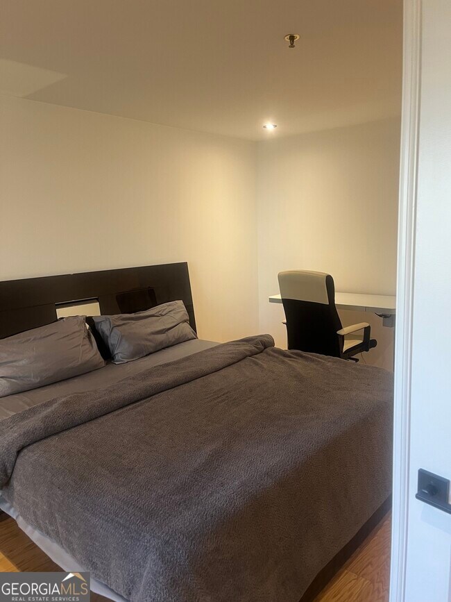 Building Photo - 3201 Lenox Rd NE