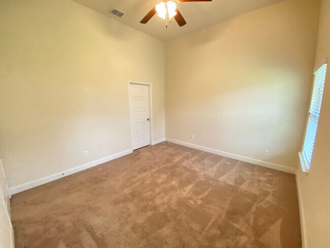 Building Photo - Walk to Historic Gruene / Fridge Included/ Gas Cooking / Fenced in Yard / CISD