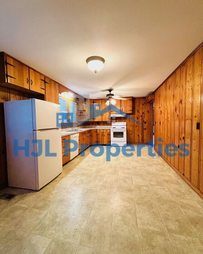Building Photo - Beautiful Large Home in Donelson!