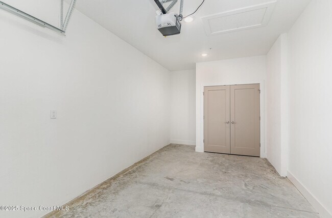 Building Photo - 1605 Par St NE