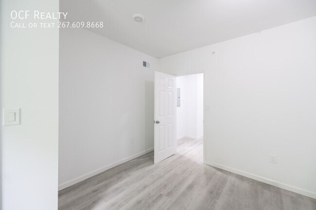 Building Photo - 948 Belmont Ave