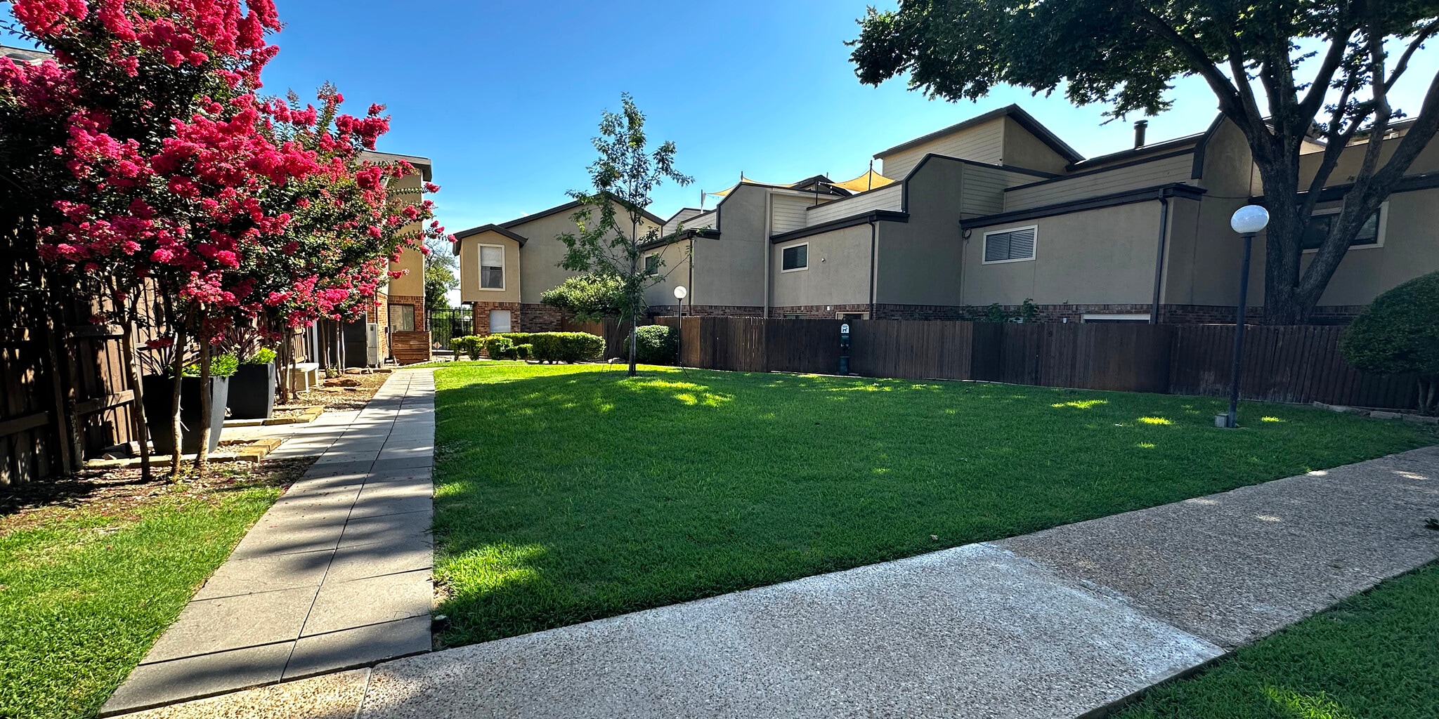 Community courtyard - 6723 Eastridge Dr