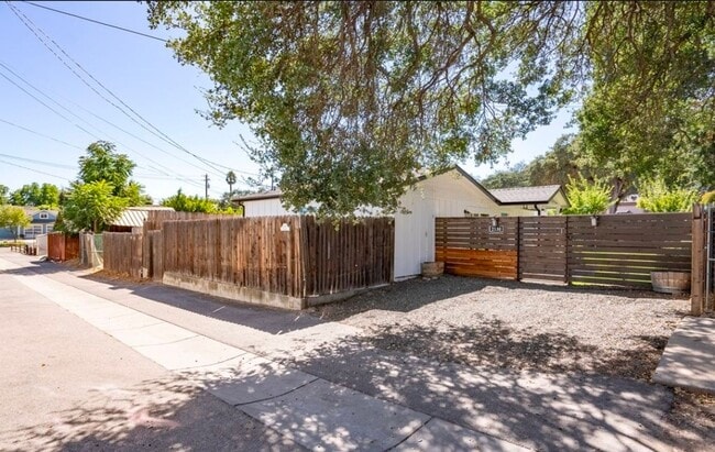 Building Photo - 2 bedroom 1 bath