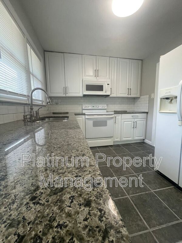 Building Photo - 3485 Maplehurst Dr